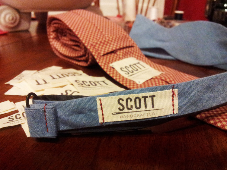 Custom labels for neckties and bowties